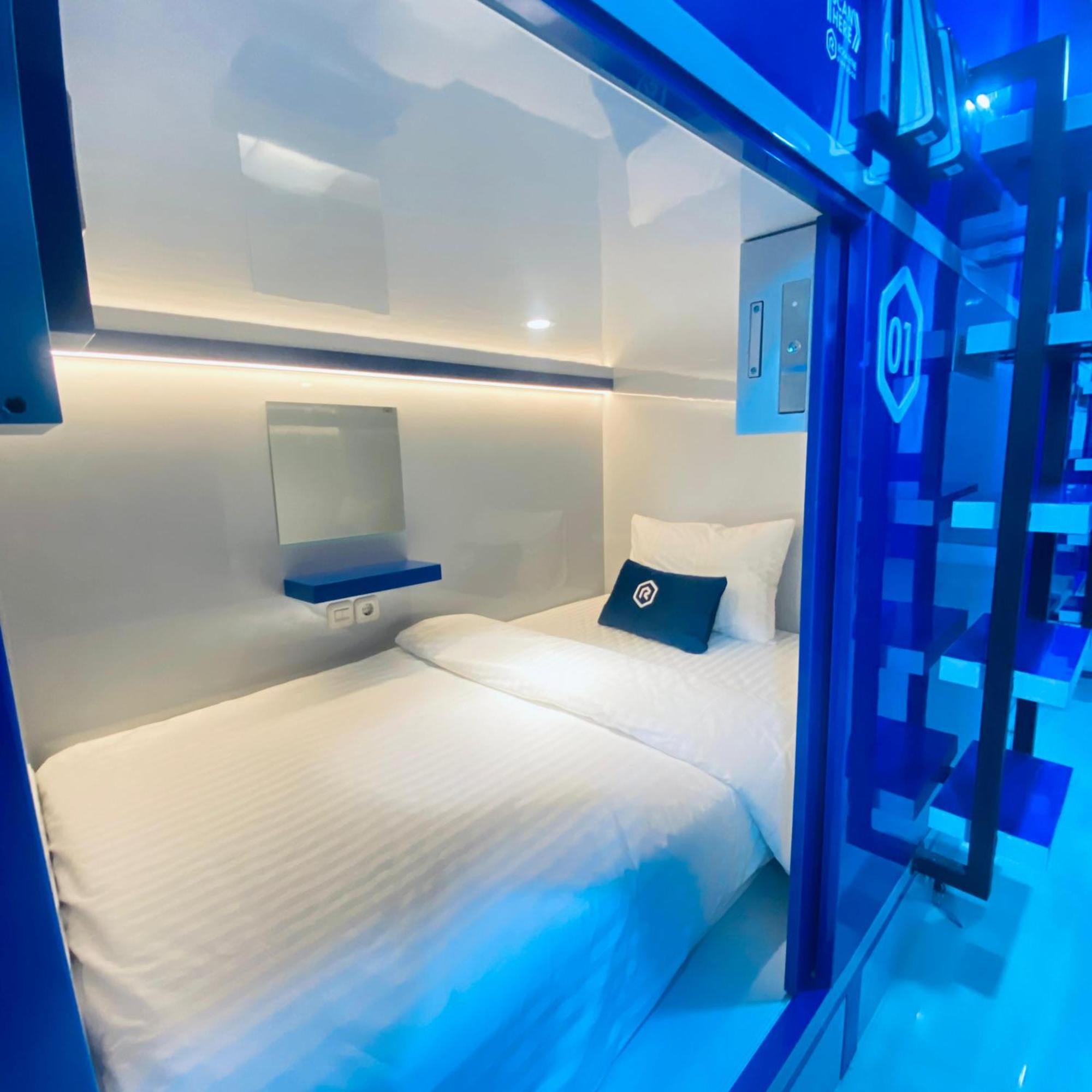 Rosalyne Sleepbox Malioboro 3 Hotel ยอกยาการ์ตา ภายนอก รูปภาพ