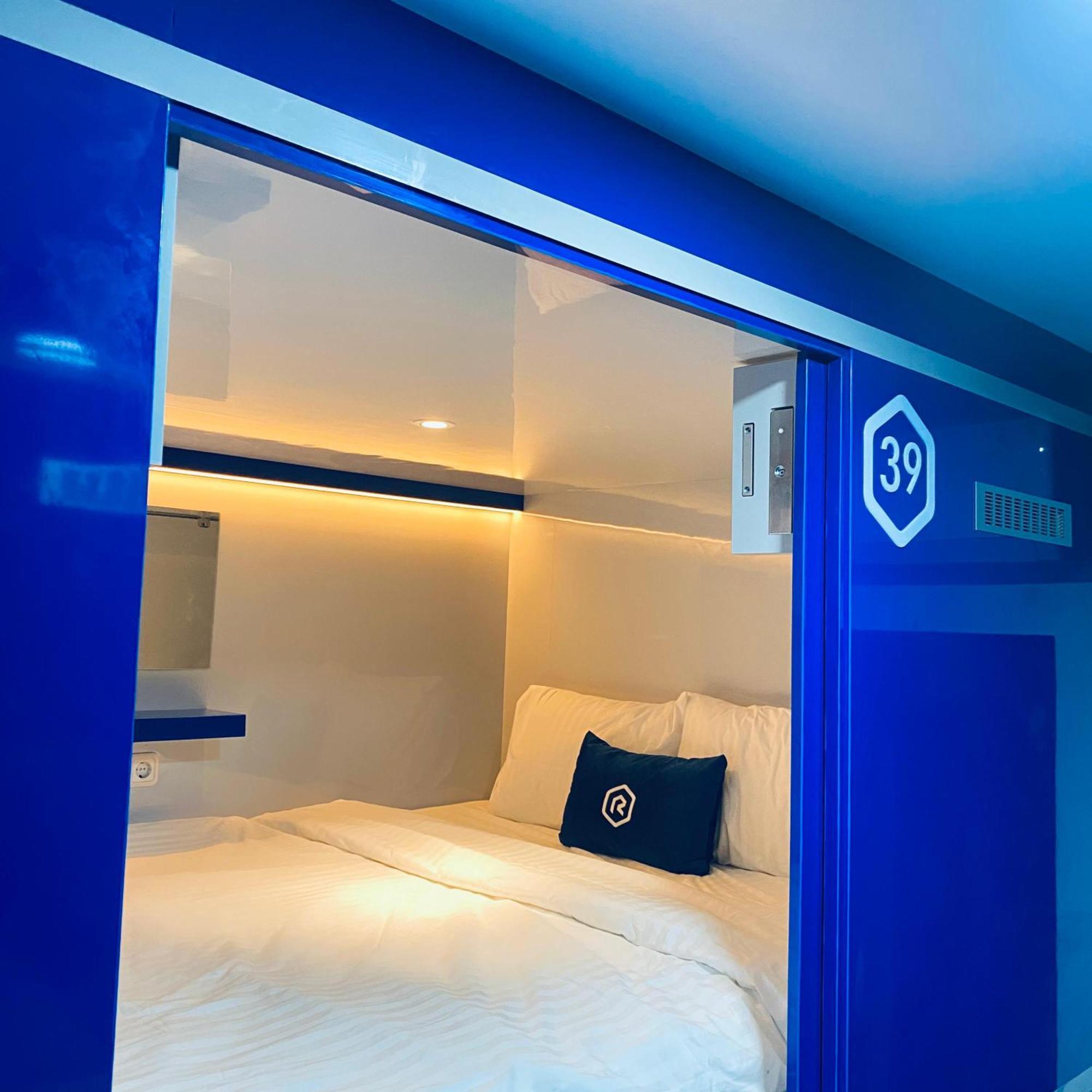 Rosalyne Sleepbox Malioboro 3 Hotel ยอกยาการ์ตา ภายนอก รูปภาพ