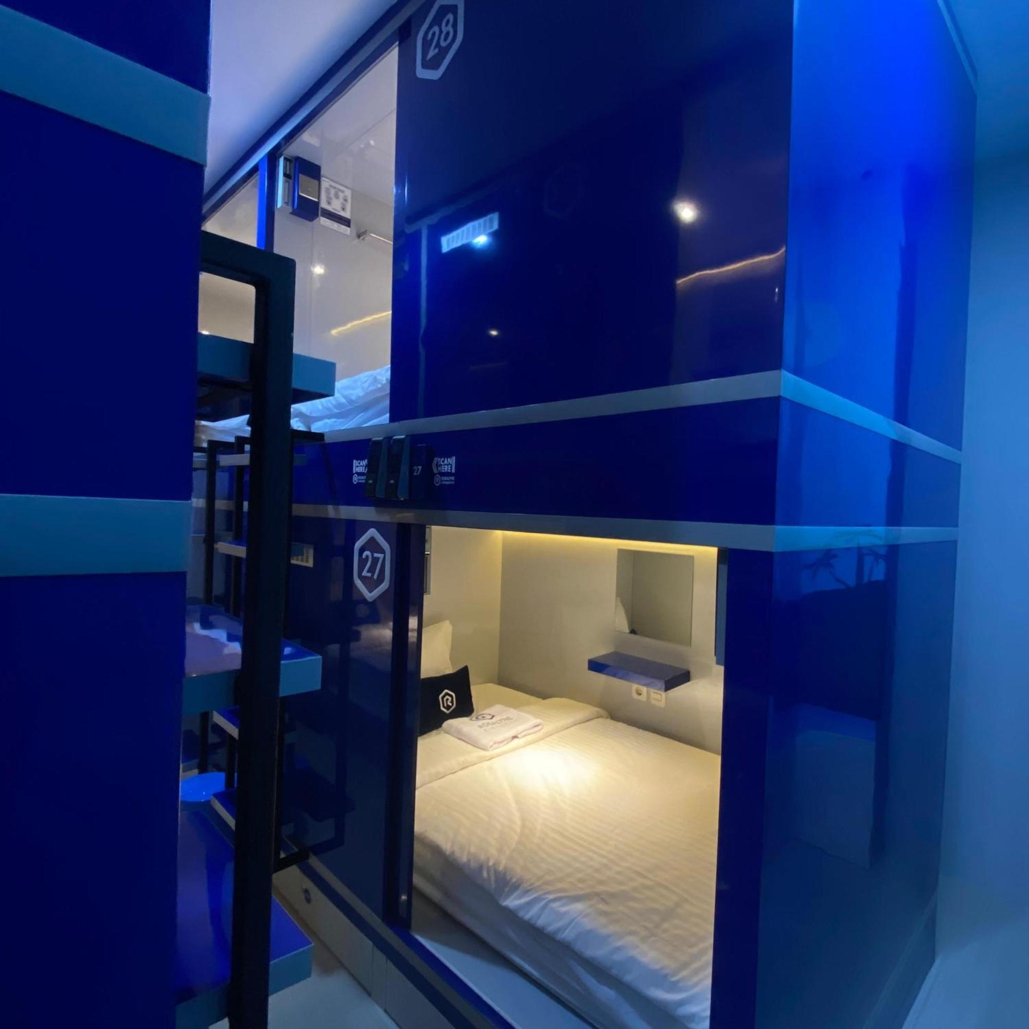 Rosalyne Sleepbox Malioboro 3 Hotel ยอกยาการ์ตา ภายนอก รูปภาพ