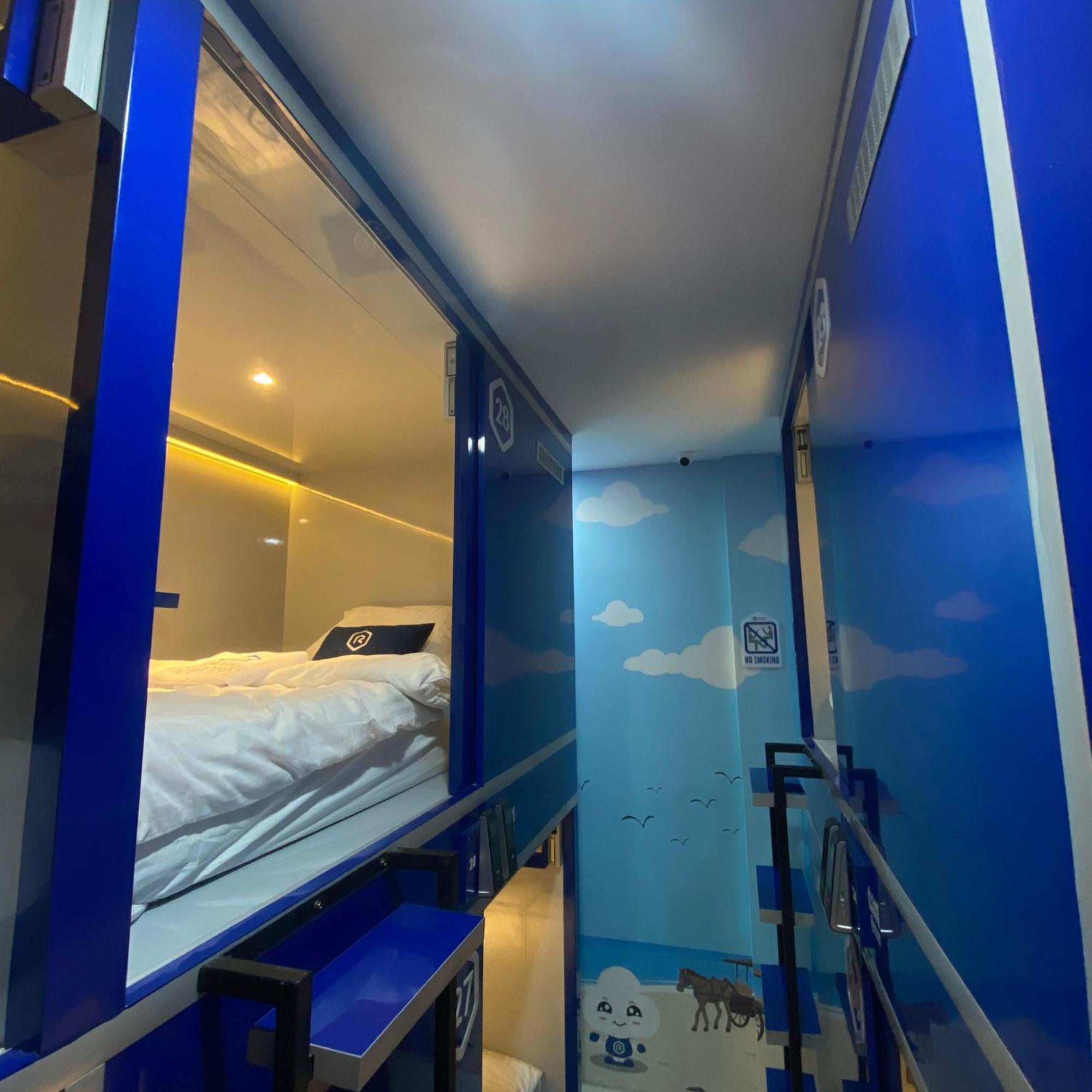 Rosalyne Sleepbox Malioboro 3 Hotel ยอกยาการ์ตา ภายนอก รูปภาพ
