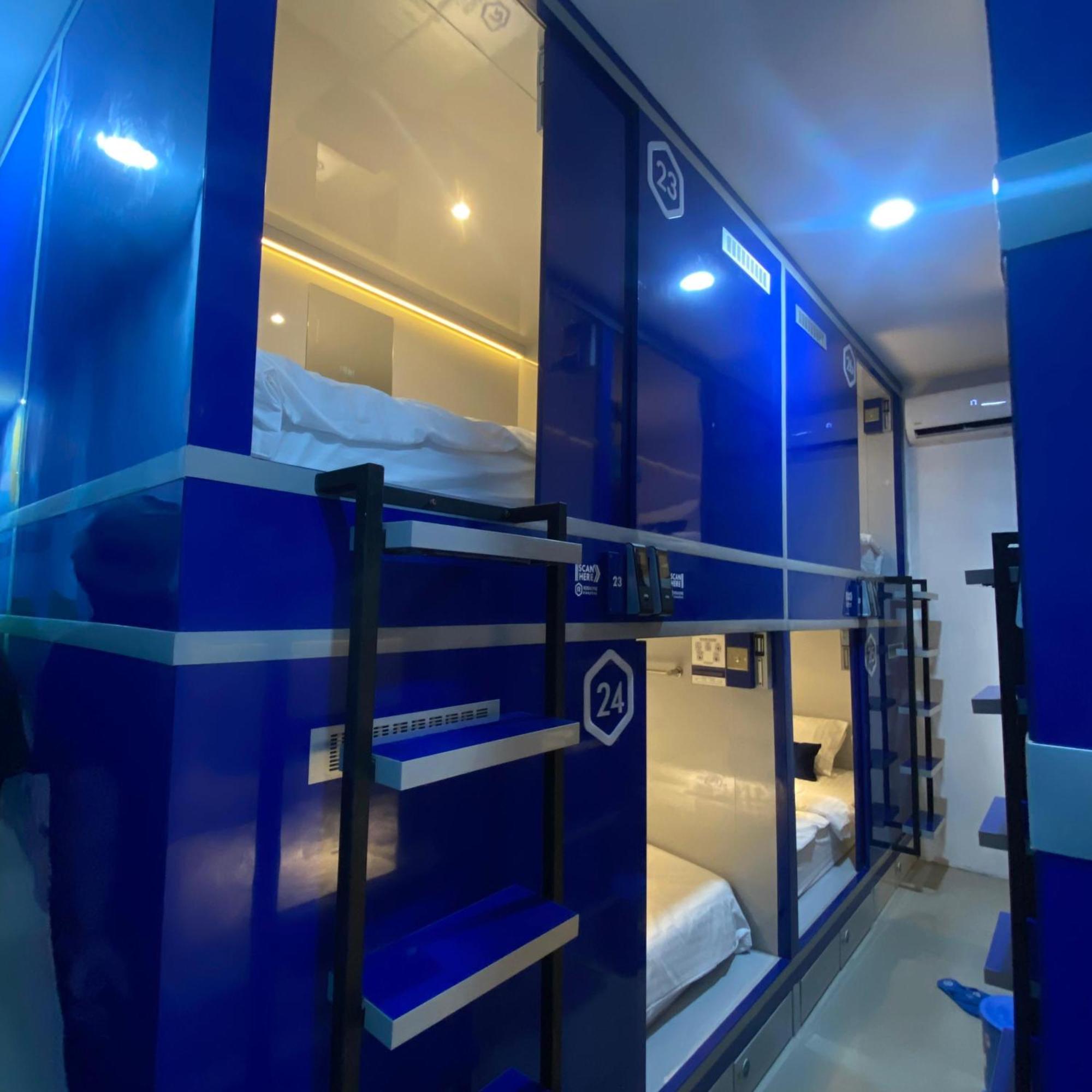 Rosalyne Sleepbox Malioboro 3 Hotel ยอกยาการ์ตา ภายนอก รูปภาพ