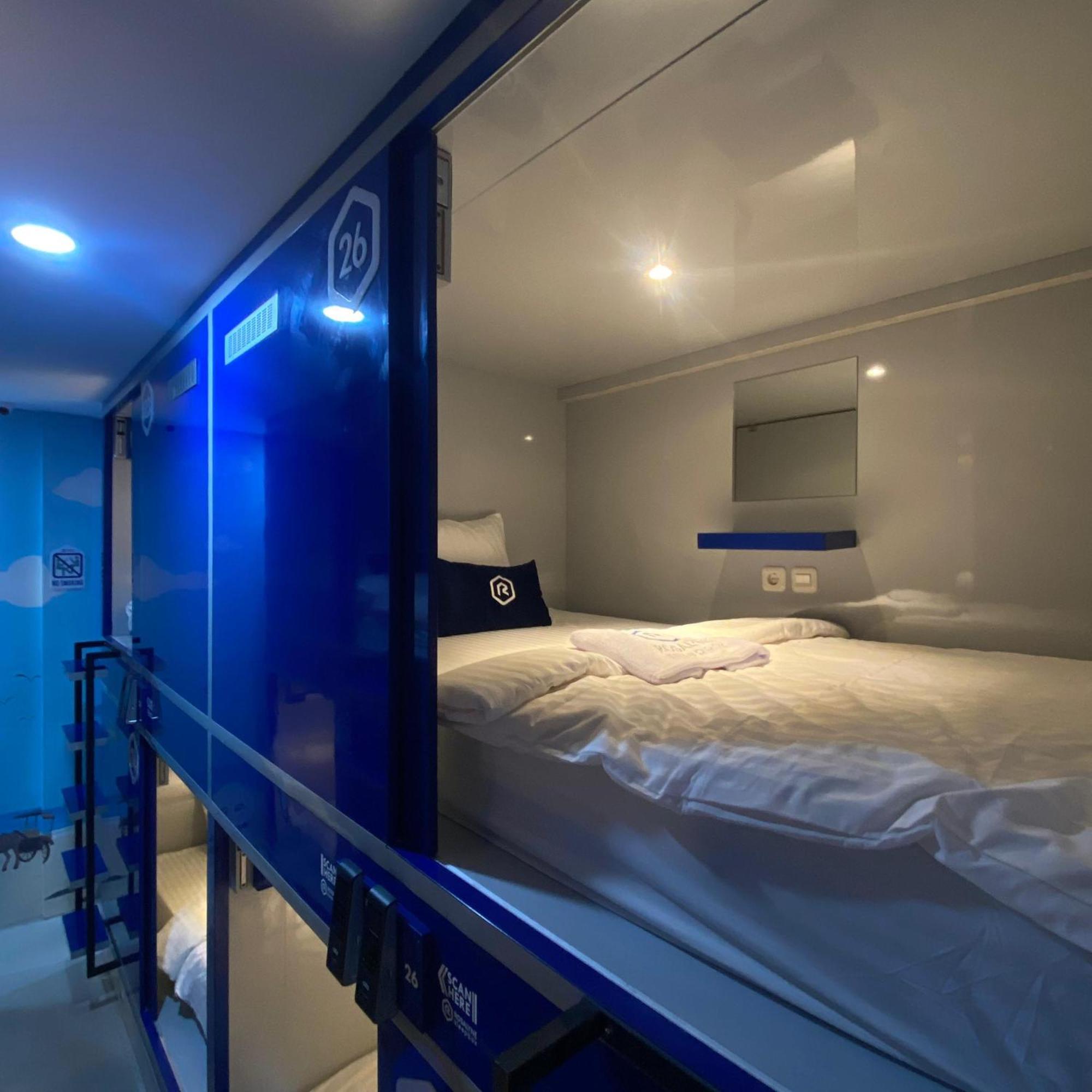 Rosalyne Sleepbox Malioboro 3 Hotel ยอกยาการ์ตา ภายนอก รูปภาพ